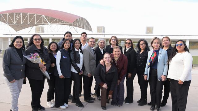 Maru Campos entrega chamarras del programa “Juntos sin Frío”