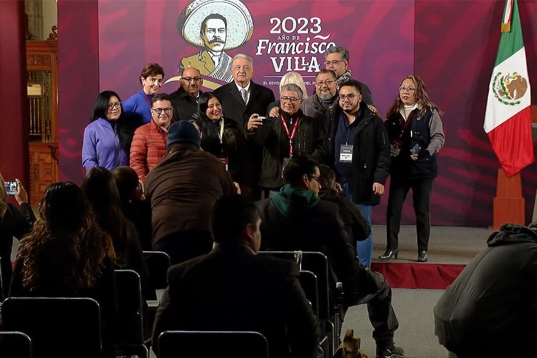 Reporteros se toman la foto con AMLO