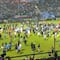 ¡Tragedia en futbol de Indonesia! Pelea entre policías y fans provoca estampida; reportan muertos
