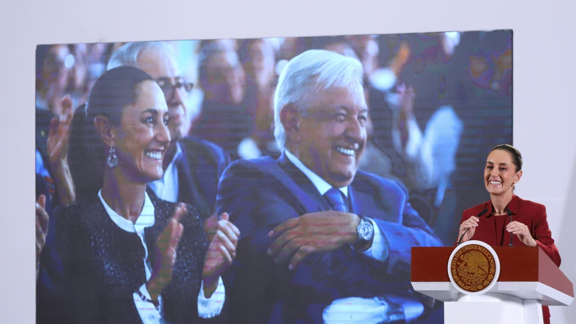 Mañanera de Claudia Sheinbaum hoy miércoles 13 de noviembre de 2024. Temas importantes: Cumpleaños de AMLO, felicitaciones, mañanitas, Rosario Piedra Ibarra, Pemex, Jorge Romero, Cártel Inmobiliario, Refinería de Dos Bocas, Deer Park, Detector de Mentiras, G20, Palacio Nacional, narco terrorismo y más