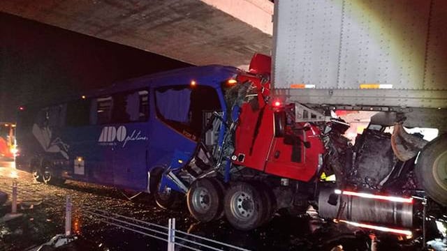 Choque camión ADO y tracto camión