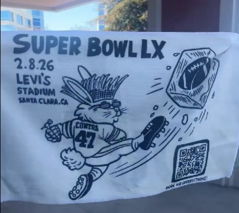 Ciudadanos se manifestaron afuera del Levi's Stadium durante el Super Bowl LX