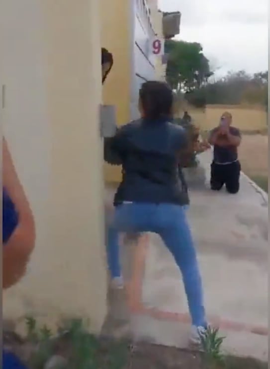 Mujer descubre a su esposo infiel con la amante y los confronta