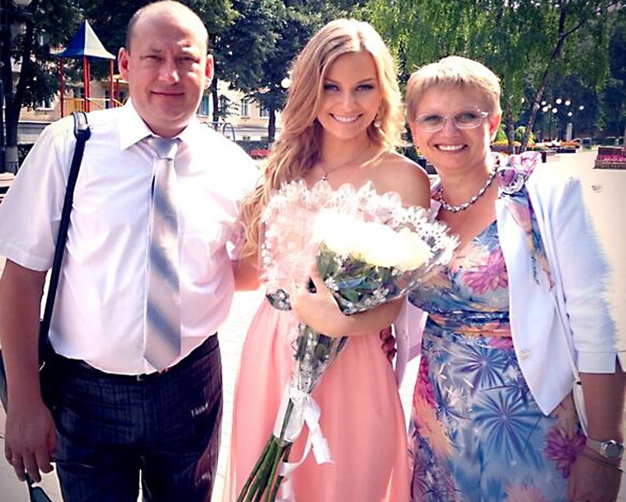 Irina Baeva y sus papás.