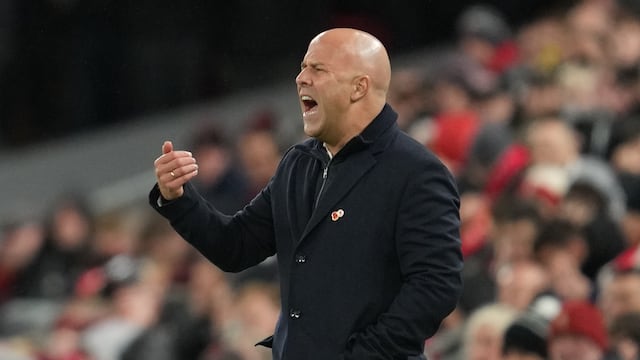 ¿Lo van a correr? Liverpool convoca reunión de emergencia para determinar futuro de Arne Slot tras derrota en Champions League.