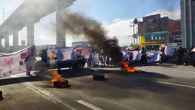 Familiares de desaparecidos realizan bloqueo en la autopista México-Toluca