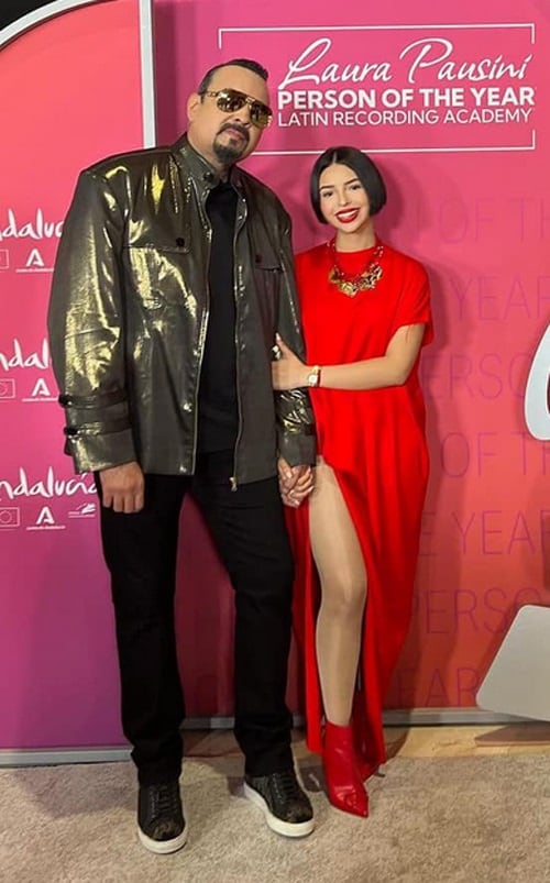 Pepe Aguilar con Ángela Aguilar.
