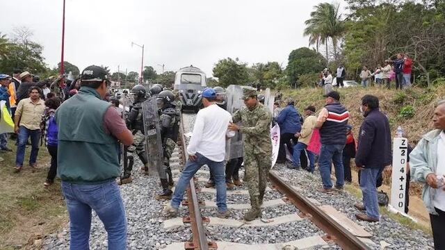 Marina desaloja protesta de ferrocarrileros en Corredor Interoceánico
