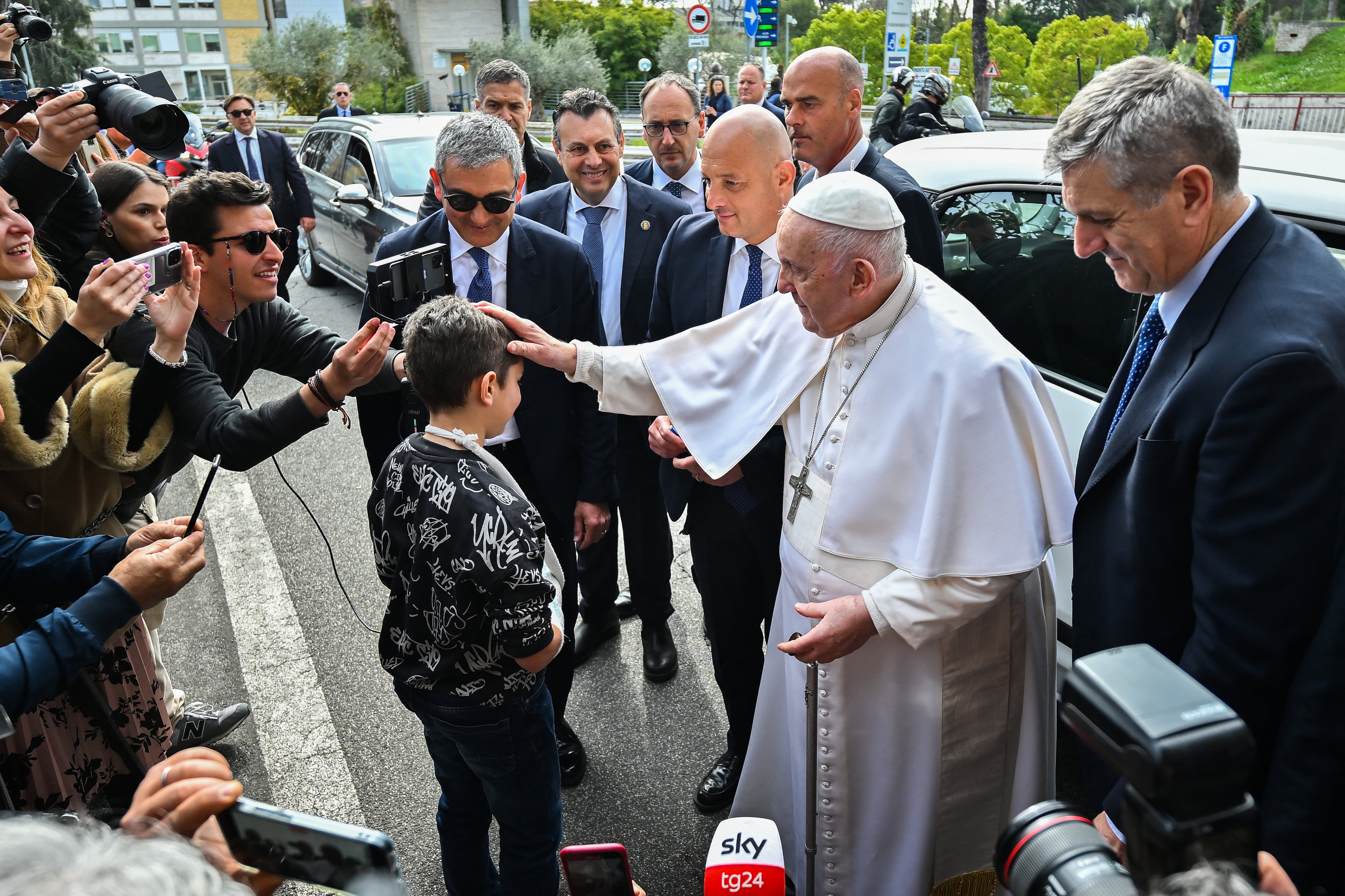 El Papa Francisco sale del hospital