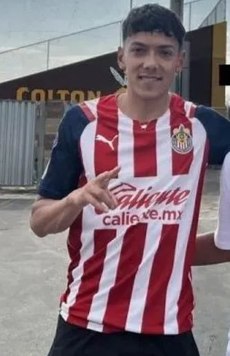 Jorge Ruvalcaba con playera de Chivas