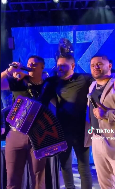 Eduin Caz cantando ebrio en la boda de Beto Sierra junto a Pancho Barraza y Larry Hernández.