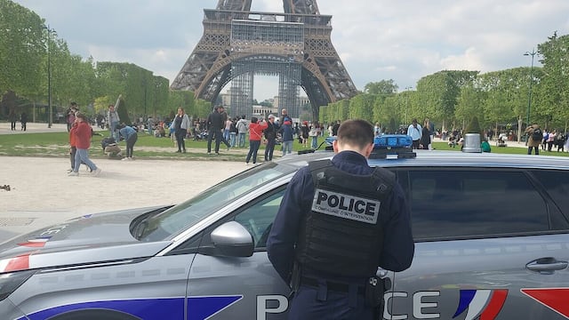 Mexicana sufre violación en Campo de Marte, en Torre Eiffel de París