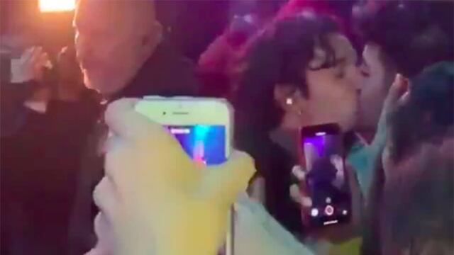 Vocalista de The 1975 beso a fan durante su concierto en Dubái