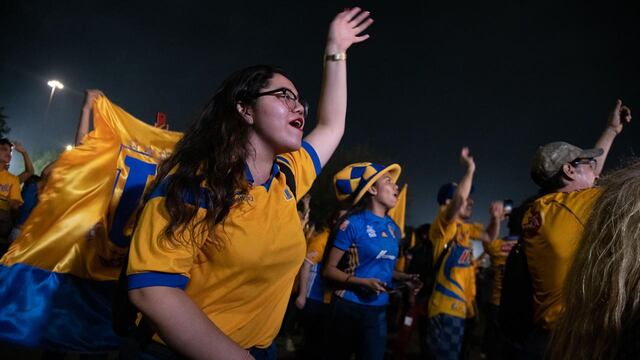 ‘Incomparables’ en la explanada del estadio Universitario.