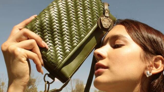 Novia de Luisito Comunica lanza marca de bolsas hechas con piel de nopal