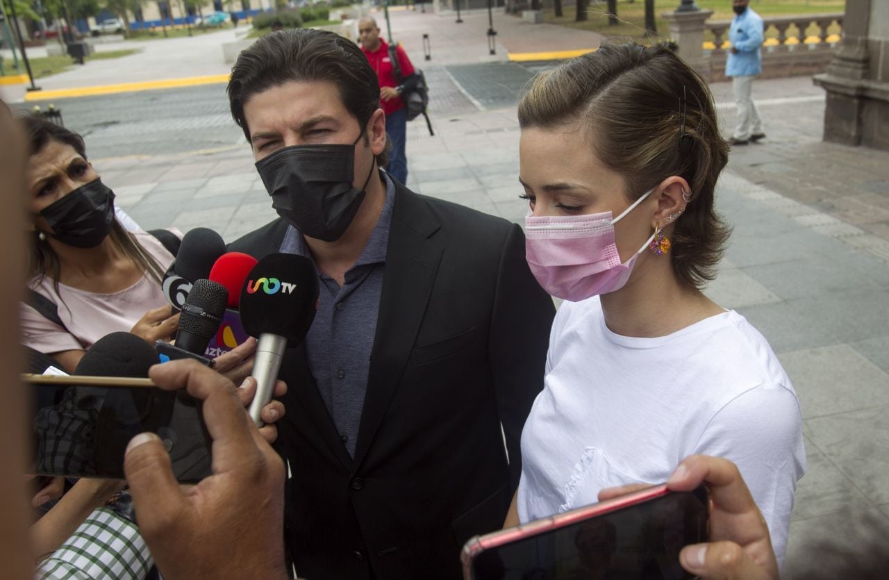 Padres de Debanhi Escobar se reunieron con el gobernador Samuel García y su esposa Mariana Rodríguez en el Palacio de Gobierno.