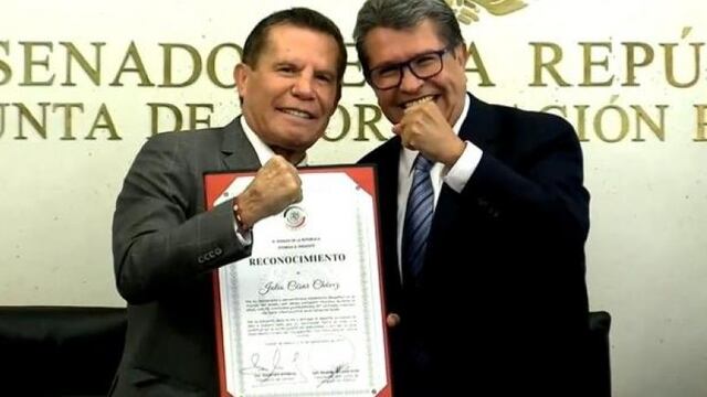Ricardo Monreal otorga reconocimiento a Julio César Chávez por su trayectoria.