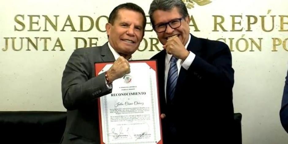 Ricardo Monreal otorga reconocimiento a Julio César Chávez por su trayectoria.