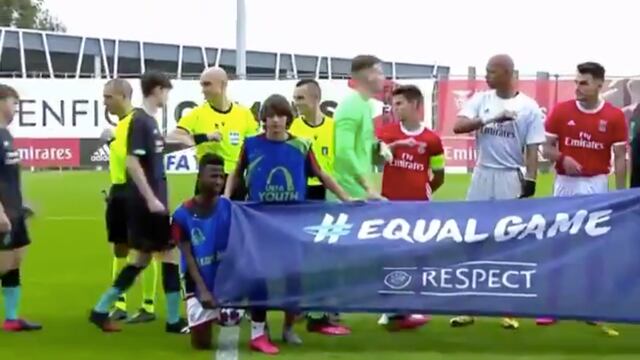 Los futbolistas se saludaron con los codos