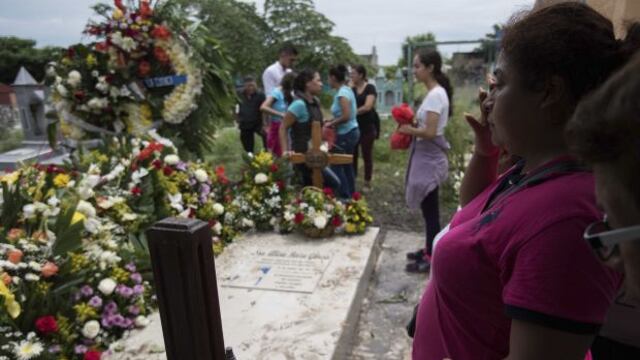 Familiares y amigos de Pedro Tamayo Rosas, periodista asesinado el 21 de Julio de 2016, despiden sus restos en el panteón entre cantos y rezos.
