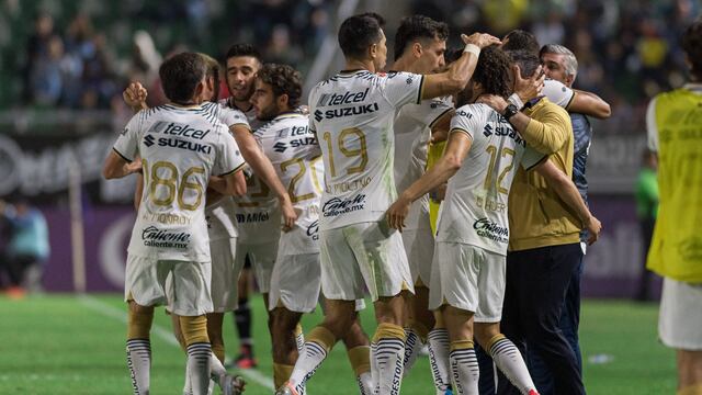 Los jugadores del Club Pumas abrazaron a Rafa Puente Jr. durante la victoria ante el Mazatlán FC.