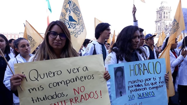 Estudiantes de Medicina protestan en Palacio Nacional