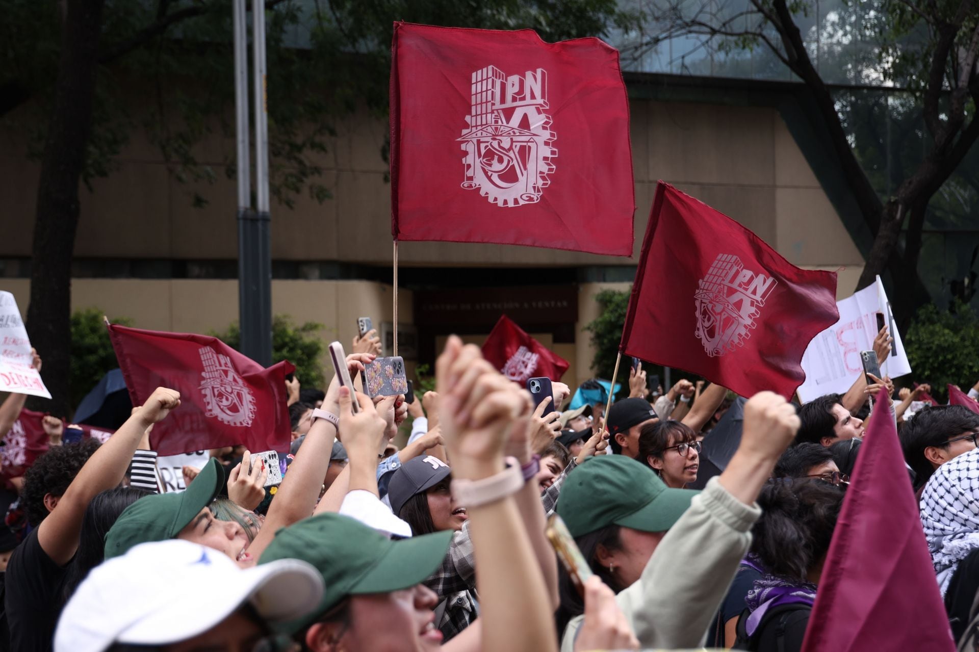 Estudiantes del IPN protestan en CDMX
