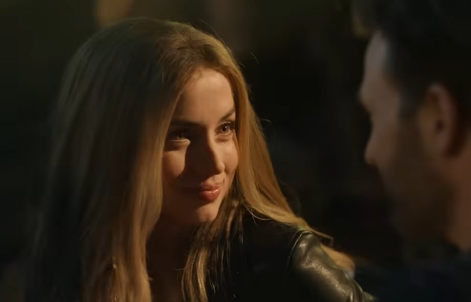 Chris Evans y Ana de Armas en la película Ghosted