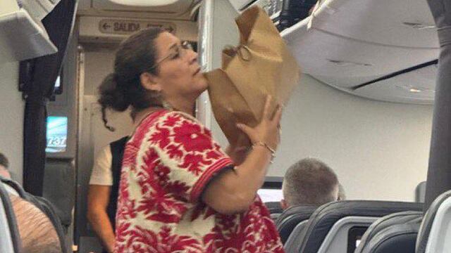 Lenia Batres, Ministra de la Suprema Corte de Justicia de la Nación de México, viajando en primera clase