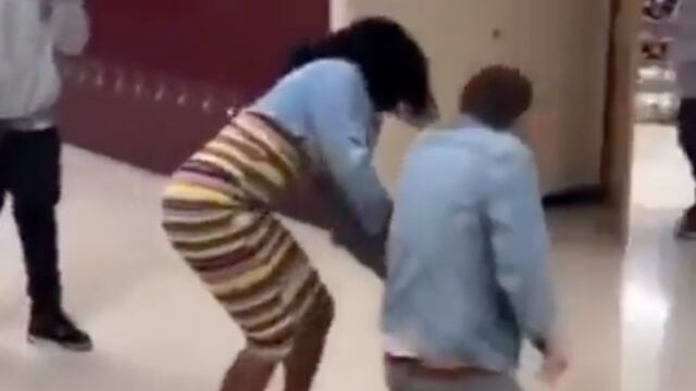 ALUMNA ROCÍA GAS PIMIENTA A SU MAESTRO POR QUITARLE EL CELULAR