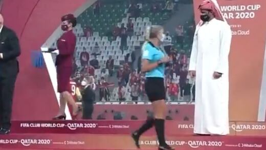 Jeque de Catar niega saludo a las arbitras Edina Alves Batista y Neuza Back