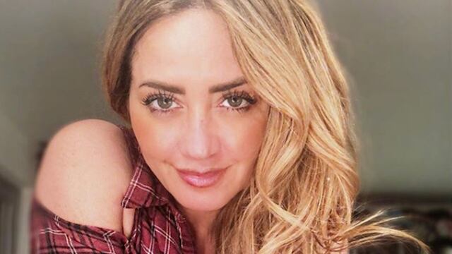 Andrea Legarreta presume su espectacular figura con elegante vestido rojo