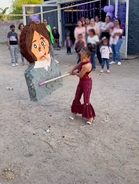 Niña golpea piñata de Yolanda Saldívar