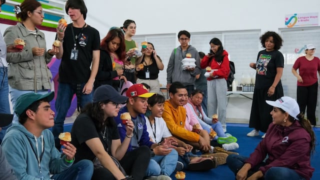 Mara Lezama atiende a estudiantes varados por Nadine