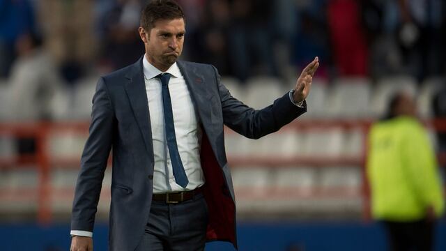 Diego Alonso en el banco tuzo.