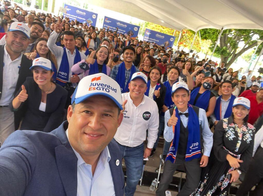 Diego Sinhue en la entrega del programa JuventEsGto