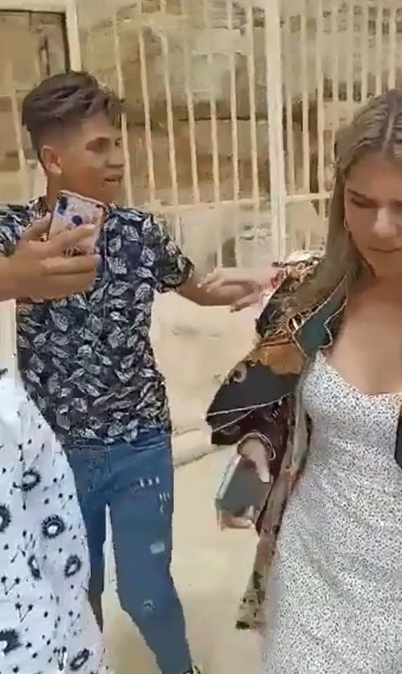 Decenas de hombres acosan a 2 mujeres turistas en Egipto