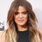 Khloé Kardashian muestra a su bebé recién nacido, pero la critican por esta razón