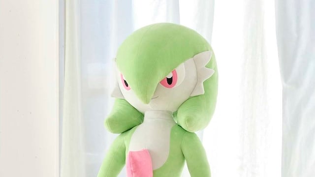 Pokémon lanza un peluche tamaño real de Gardevoir