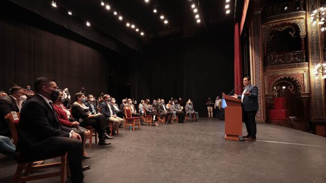 Diego Sinhue Rodríguez Vallejo durante su presentación del proyecto que reparará el Teatro Juárez