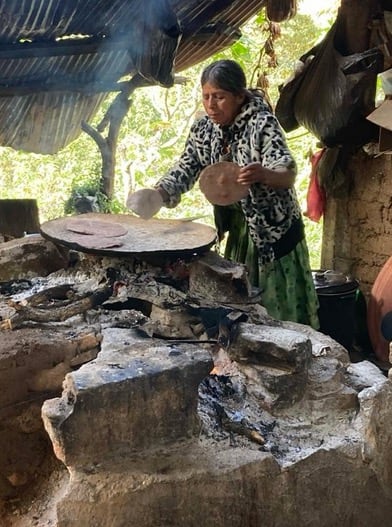 Fogón tradicional en Morelos Uno, Tepantepec, municipio de Santa María Peñoles, Oaxaca