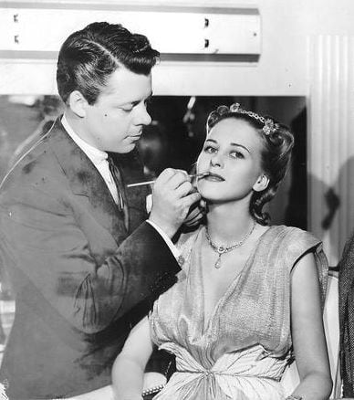 15 frases para felicitar a tus amigos maquilladores en el Día del Maquillista