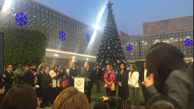 El actual presidente de la Junta de Coordinación Política, el panista Marko Cortés, encendió las luces de un árbol de navidad .