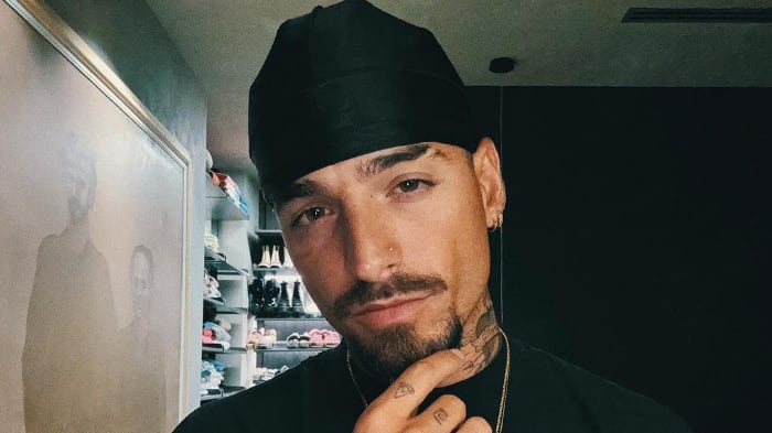 Ni Maluma se salva de la discriminación; casi lo dejan fuera por usar shorts