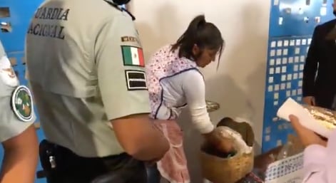 captura de video, Guardia Nacional intente retirar a la señora que vendió tlayudas en el AIFA