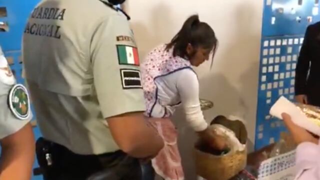 captura de video, Guardia Nacional intente retirar a la señora que vendió tlayudas en el AIFA