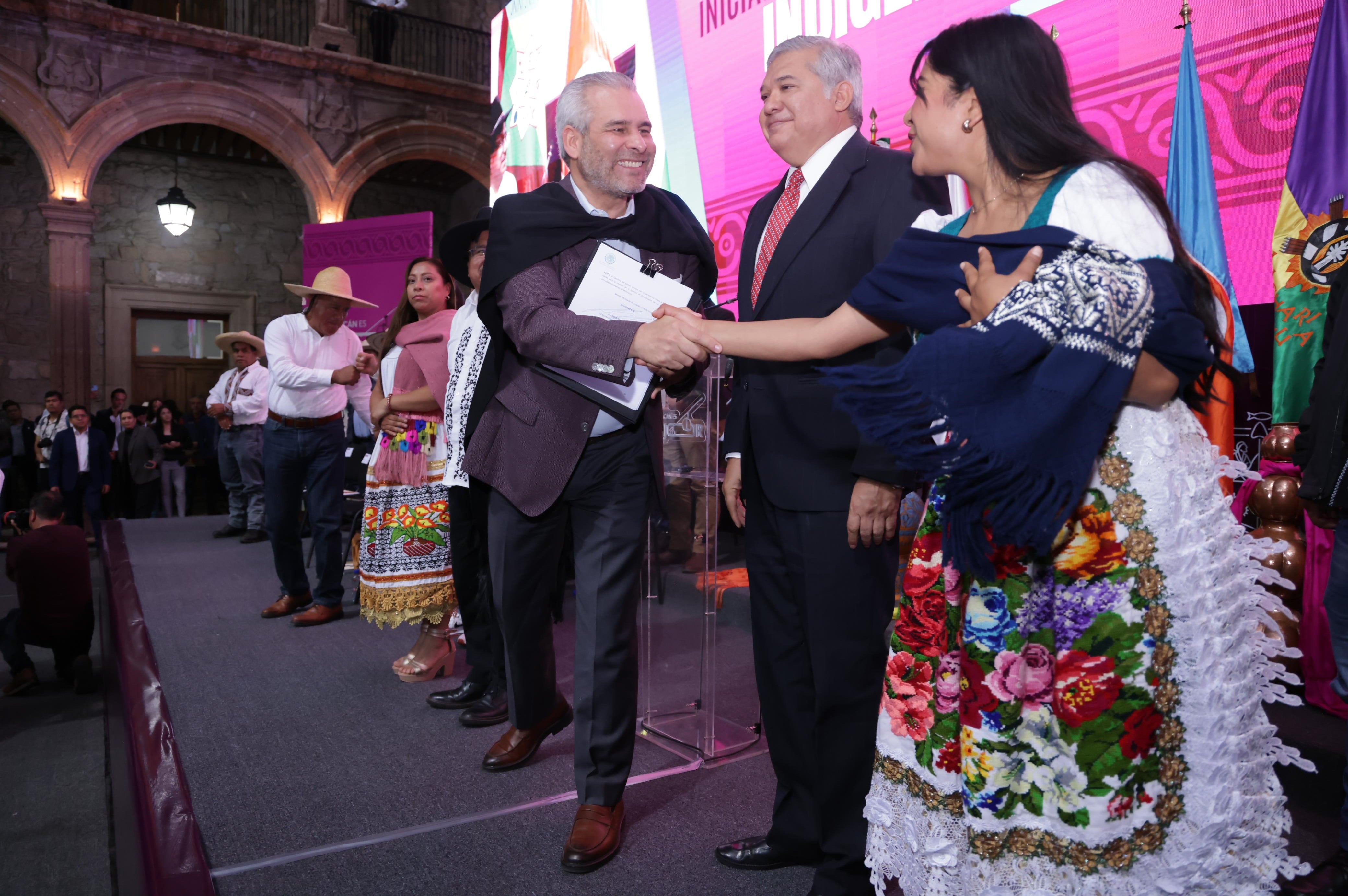 Alfredo Ramírez Bedolla firma iniciativa de reforma en materia indígena