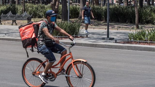 Un trabajador cubre su boca para evitar contagios de coronavirus