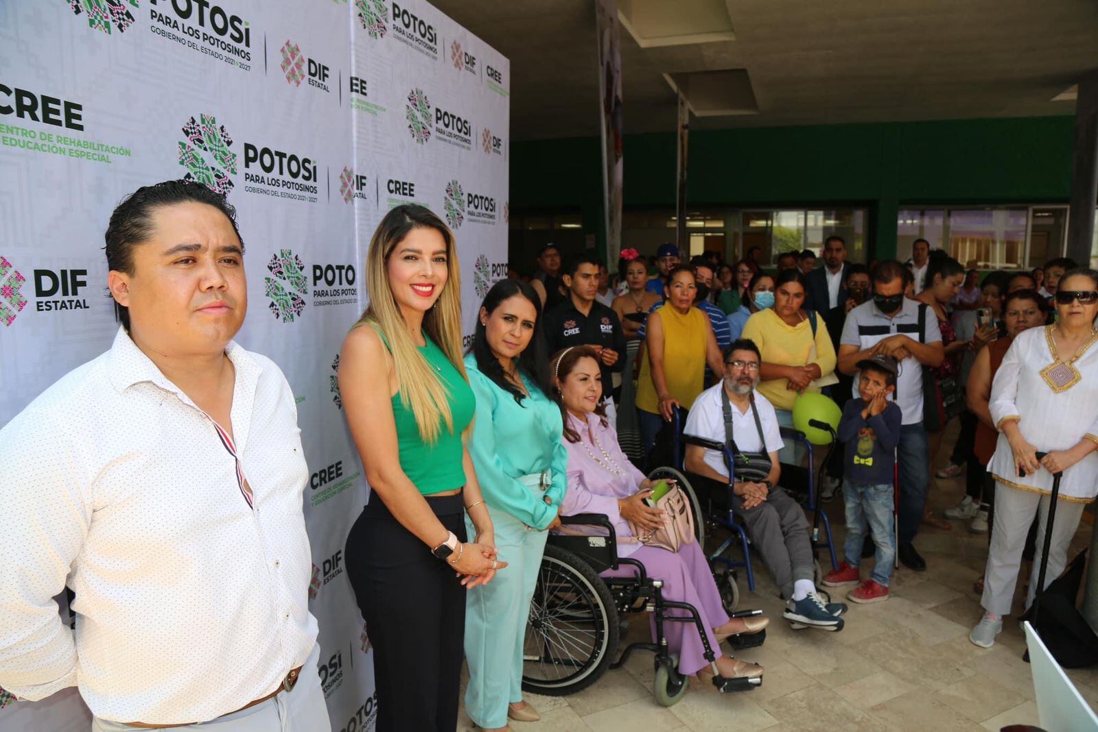 Ruth González Silva inaugura cafetería en el CREE