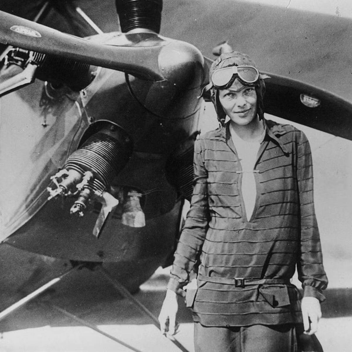 Amelia Earhart, piloto mujer.